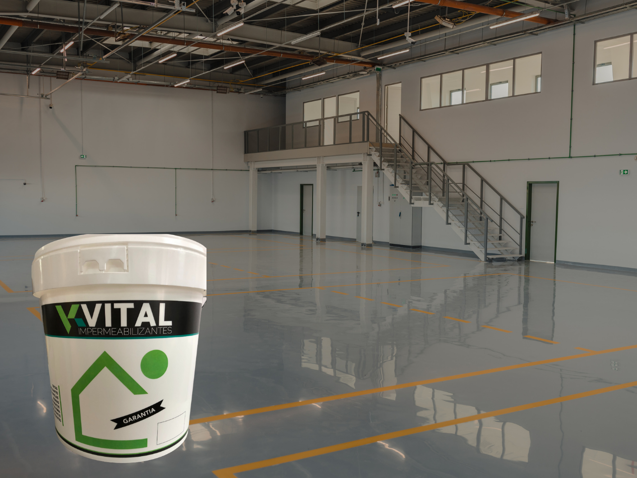 Balde branco VITAL impermeabilizante em chão industrial cinzento brilhante