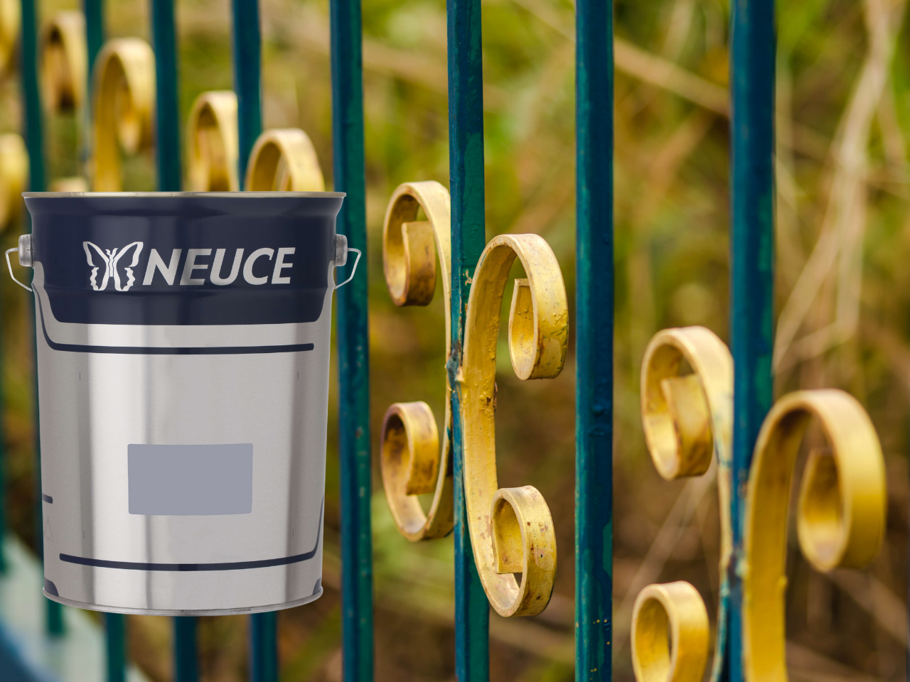 Balde metálico prateado NEUCE junto a grades azuis com decorações douradas