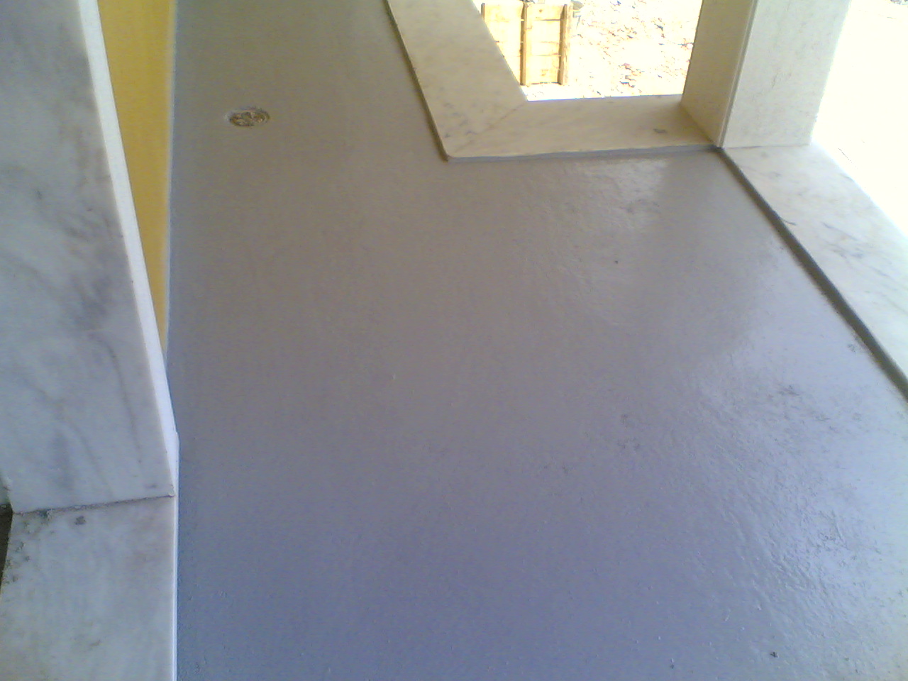 Tampo de janela em mármore branco com chão cinza claro