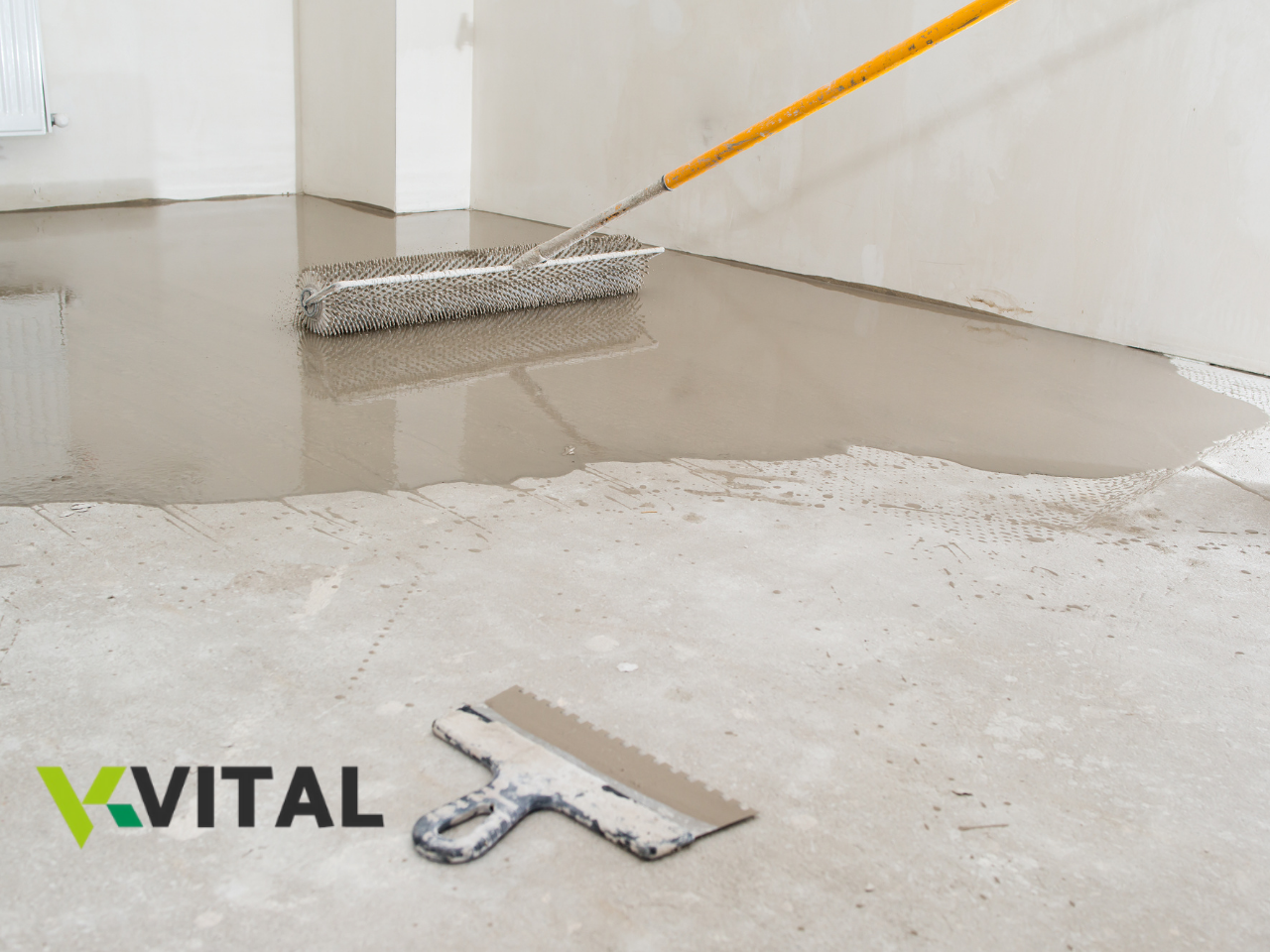 Piso sendo nivelado com cimento e ferramentas de acabamento em espaço interno