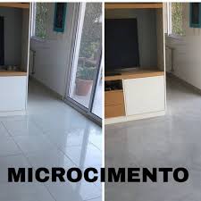 Pavimentos interiores em branco e cinza claro com armário branco e porta de vidro