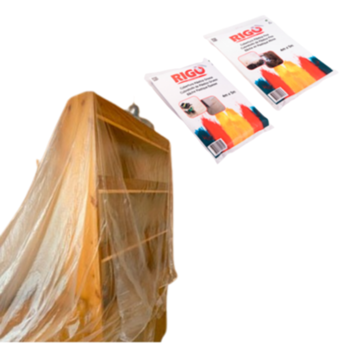 Estante de madeira coberta com plástico e rolos de película plástica