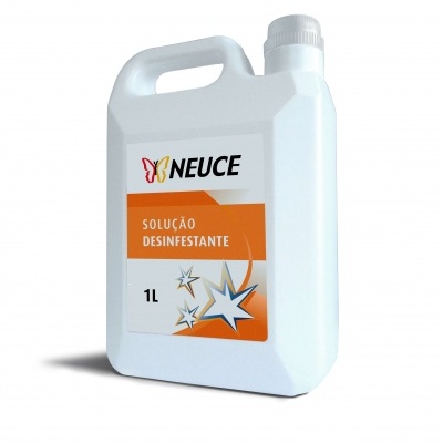 Frasco branco de solução desinfetante de 1 litro com rótulo laranja e estrelas