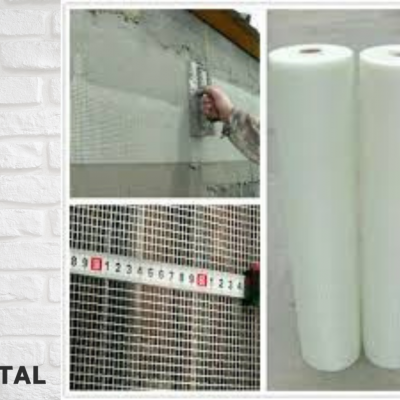 Três imagens: aplicação de reboco, régua métrica com azulejos, dois rolos brancos grandes