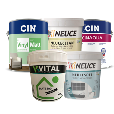 Cinco baldes de tinta de diferentes marcas e tipos com várias cores de etiquetas