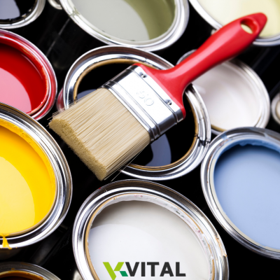 Latas abertas de tinta colorida com pincel vermelho