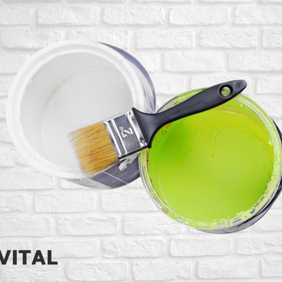 Pincel com tinta verde em latas sobre fundo branco de tijolo