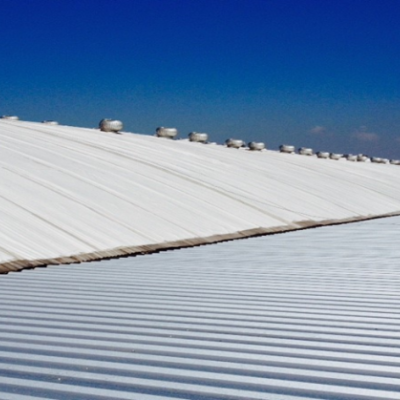 Telhado metálico branco sob céu azul