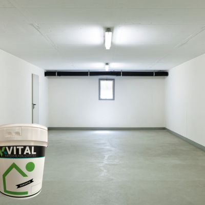 Balde de tinta branco VITAL em espaço interior vazio