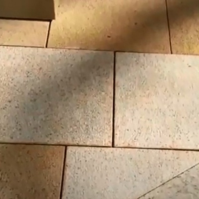 Piso de ladrilhos retangulares em pedra clara e bege com textura granulada