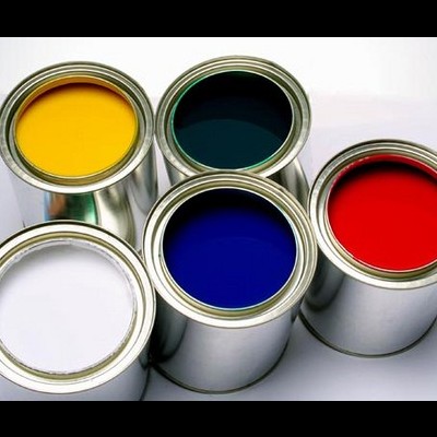 Latas abertas com tinta colorida amarelo, verde, vermelho, branco e azul