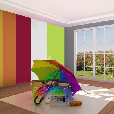 Ambiente interior com parede em listras coloridas, janela e materiais de pintura com guarda-chuva colorido