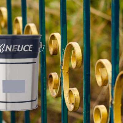 Balde metálico prateado NEUCE junto a grades azuis com decorações douradas