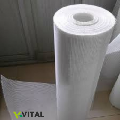 Rolo branco texturizado com padrão quadriculado sobre superfície clara