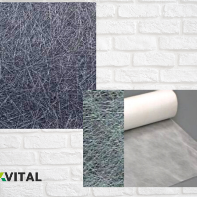 Fibras sintéticas cinzentas, rolo de material translúcido cinzento sobre fundo cinzento e padrão de tijolos brancos.