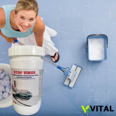 O desinfetante de superfícies que vai querer ter no seu estabelecimento Frasco de detergente desinfetante STOP VIRUS com balde de pastilhas e esfregão em piso azul