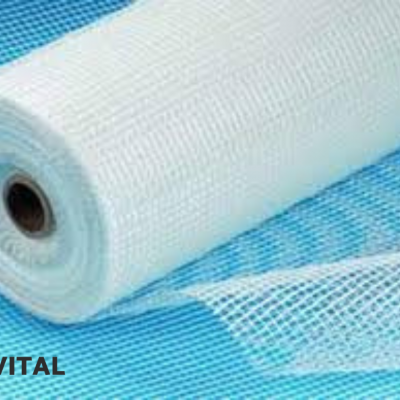 Rolo de tela branca de malha quadrada sobre superfície azul com logótipo 'VITAL'