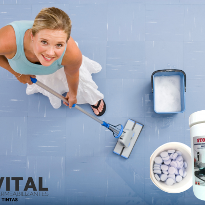 Mulher a limpar chão azul com esfregona, baldes e embalagem STOP VIRUS