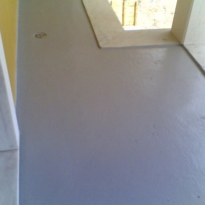 Tampo de janela em mármore branco com chão cinza claro