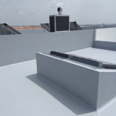 Terraço com piso e paredes cinzentas e estruturas metálicas
