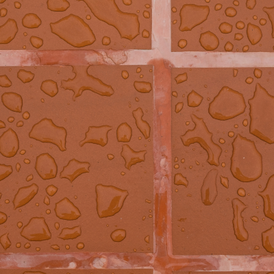 Azulejos cerâmicos terracota com gotas de água
