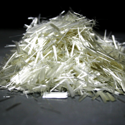 Montanha de fibras brancas e finas sobre superfície cinzenta e fundo escuro