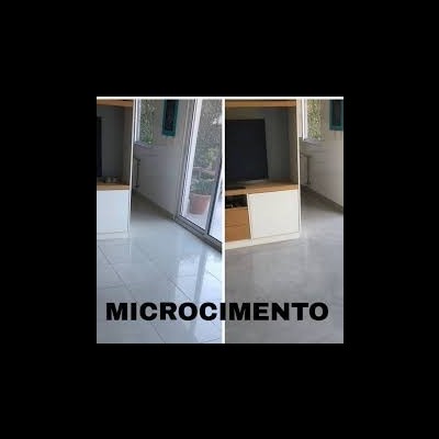 Pavimentos interiores em branco e cinza claro com armário branco e porta de vidro