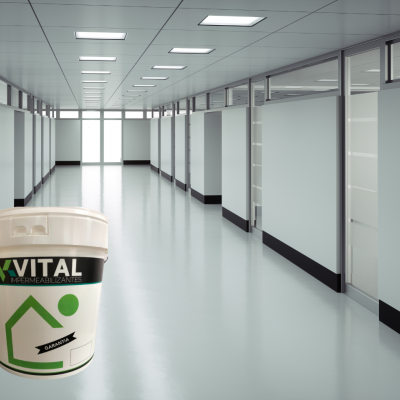 Balde branco de tinta VITAL com etiqueta verde e preta num corredor moderno