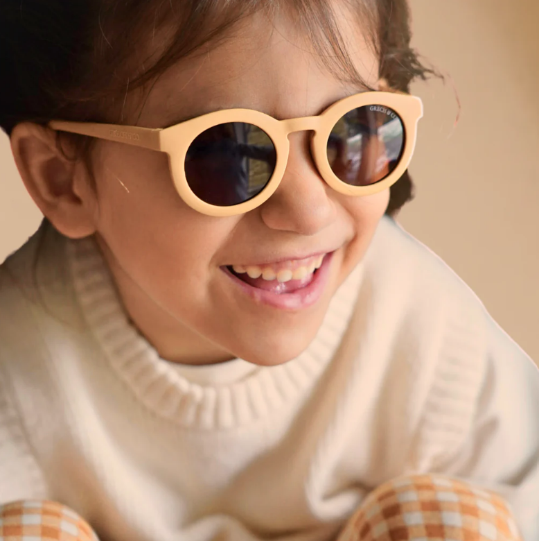 Óculos de sol infantis com armação redonda bege e lentes escuras