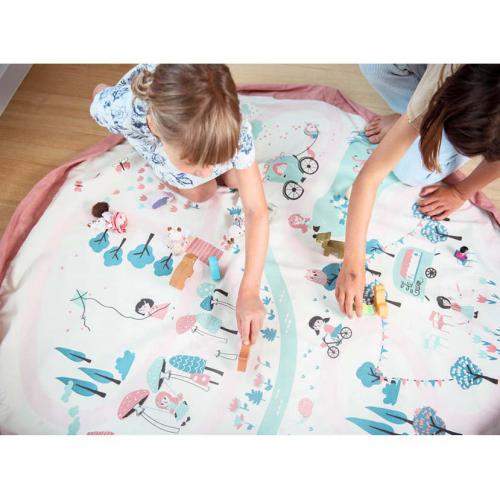 Tapete de brincar redondo com ilustrações infantis coloridas e crianças a jogar em chão de madeira