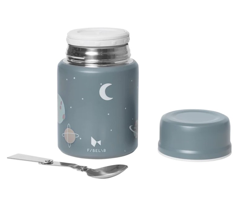 Frasco térmico cinza-azulado com desenhos espaciais, colher metálica e tampa extra