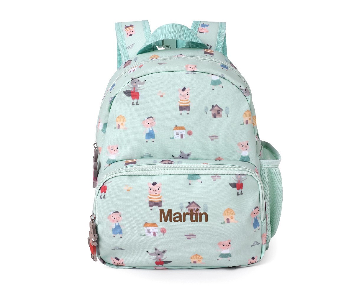 Mochila infantil azul clara com padrão de desenhos coloridos e nome Martin