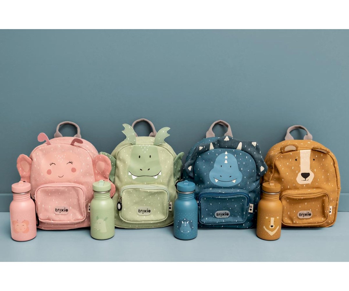 Quatro mochilas infantis coloridas com garrafas correspondentes, cada mochila tem um design animal único.