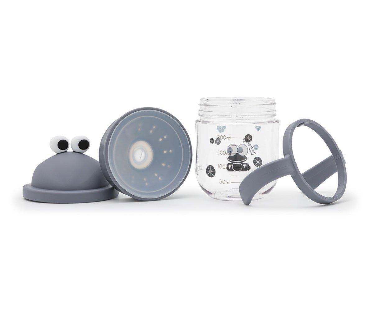 Conjunto de copo doseador transparente com marcações em ml e tampa cinzenta com olhos