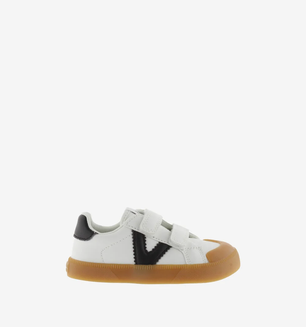 Ténis infantis brancos com sola de borracha castanha e fechos de velcro