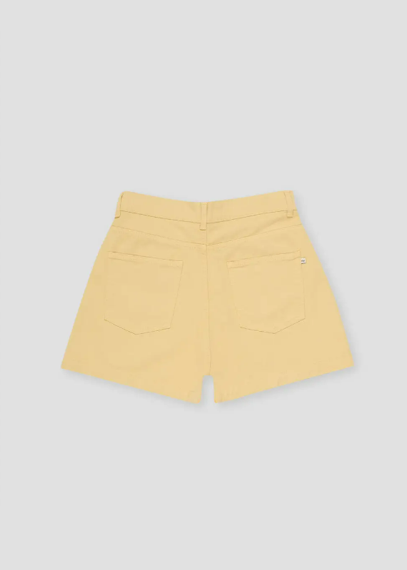 Calções amarelos claros com bolsos traseiros