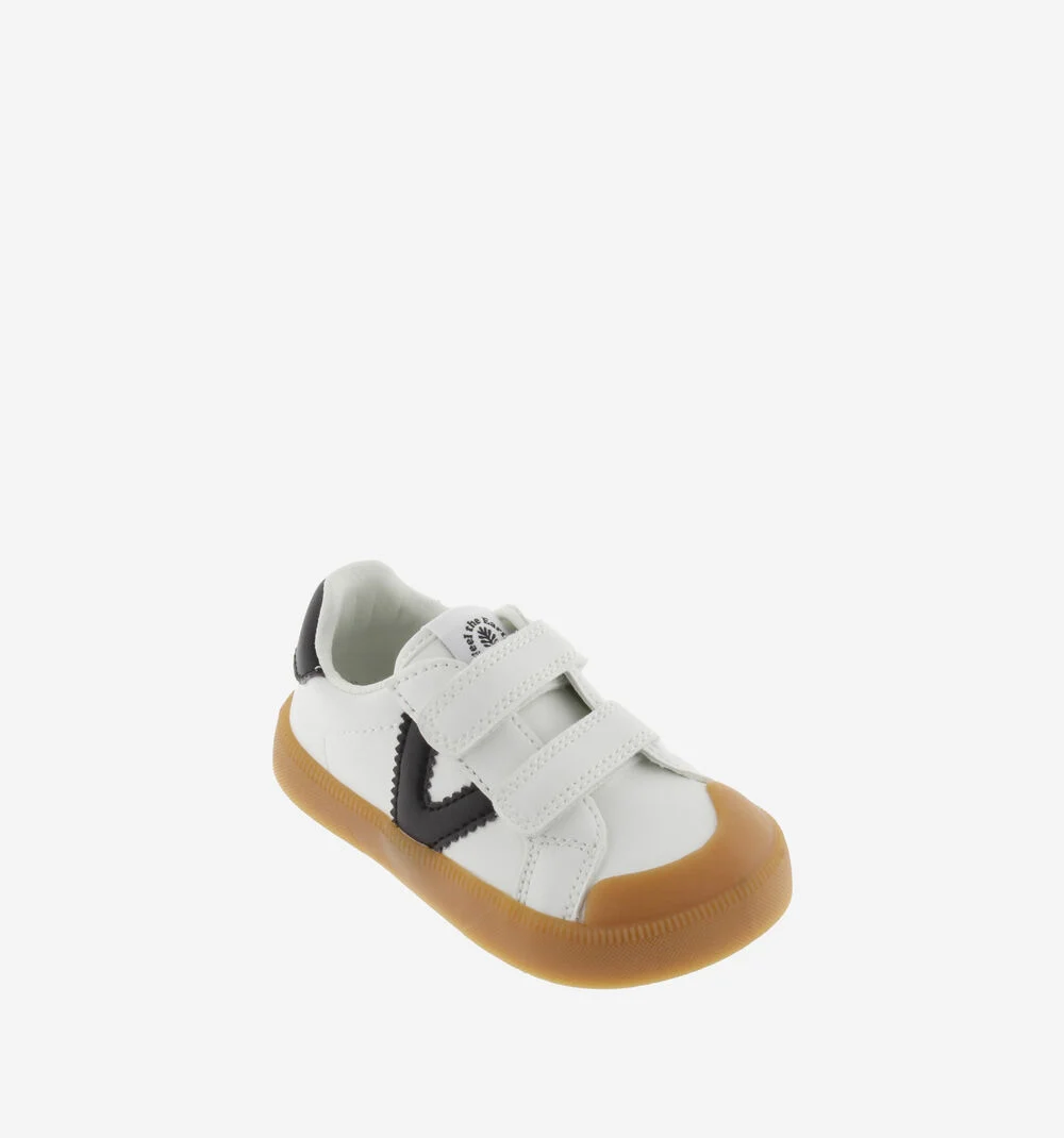 Ténis infantil branco com fecho de velcro, detalhes pretos e sola castanha