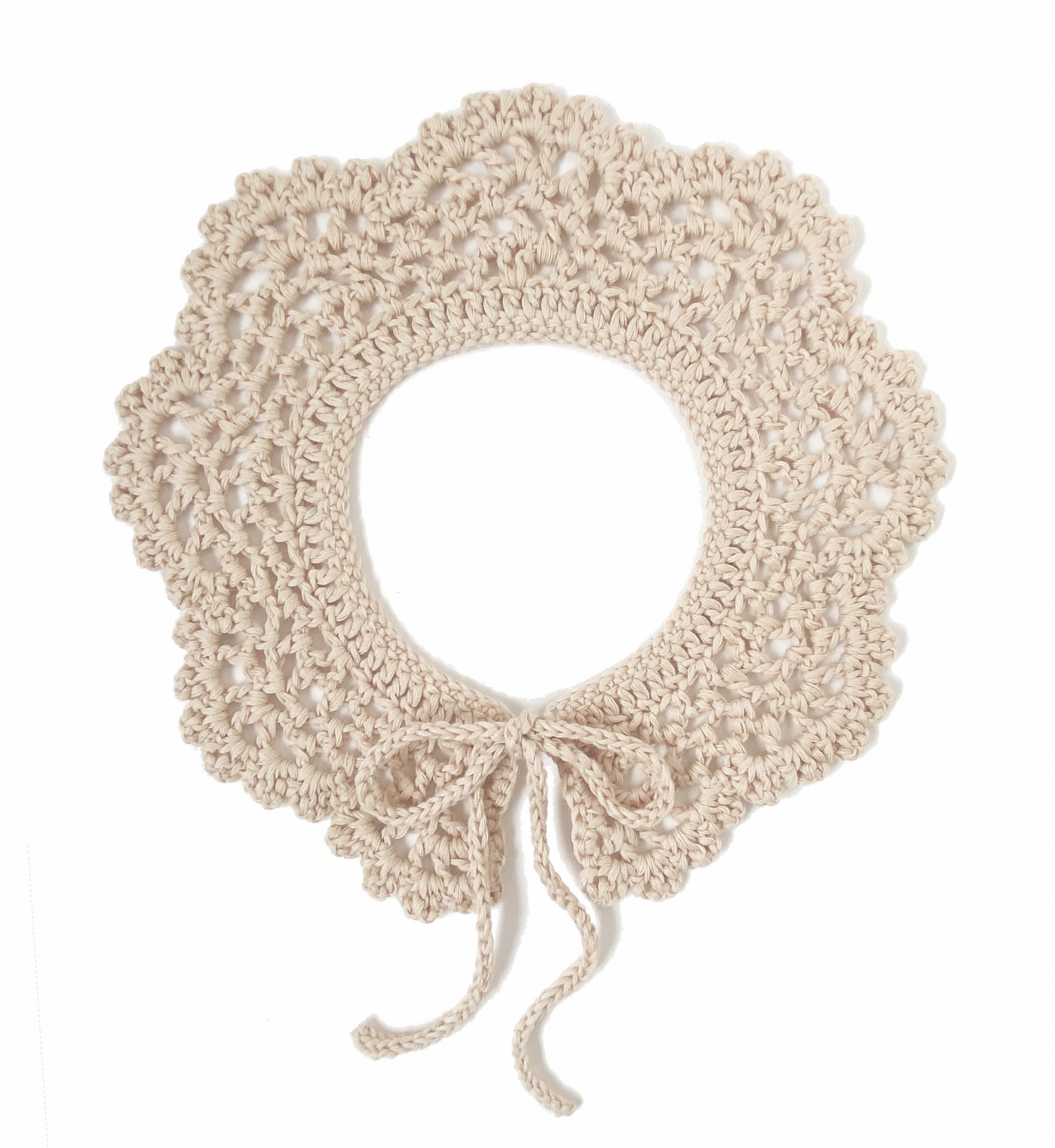 Colar gola bege em crochet com cordão para amarrar