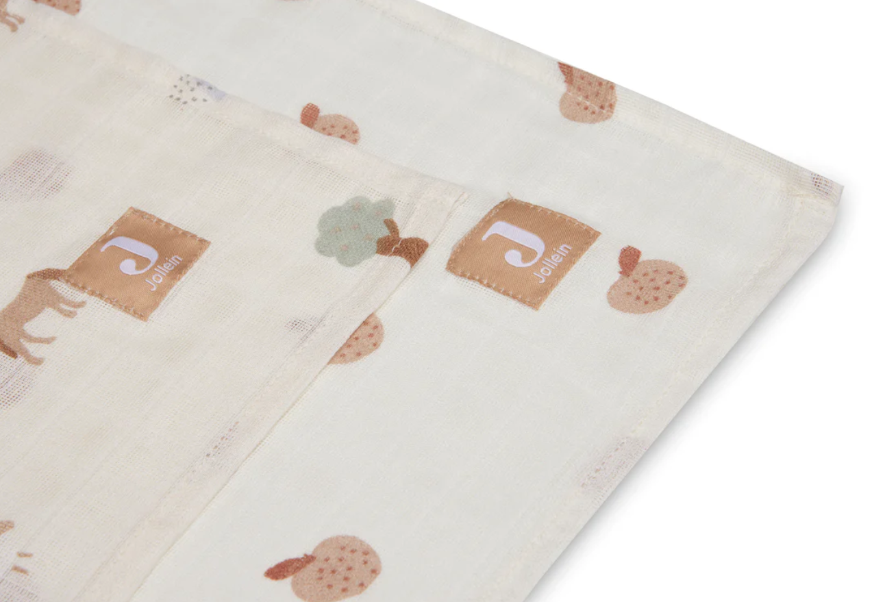 Paninho de tecido branco com estampas de animais e frutas e etiqueta Jollein