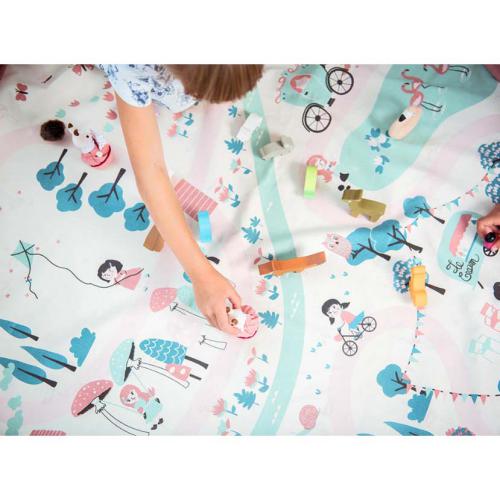 Tapete infantil colorido com desenhos e crianças a brincar