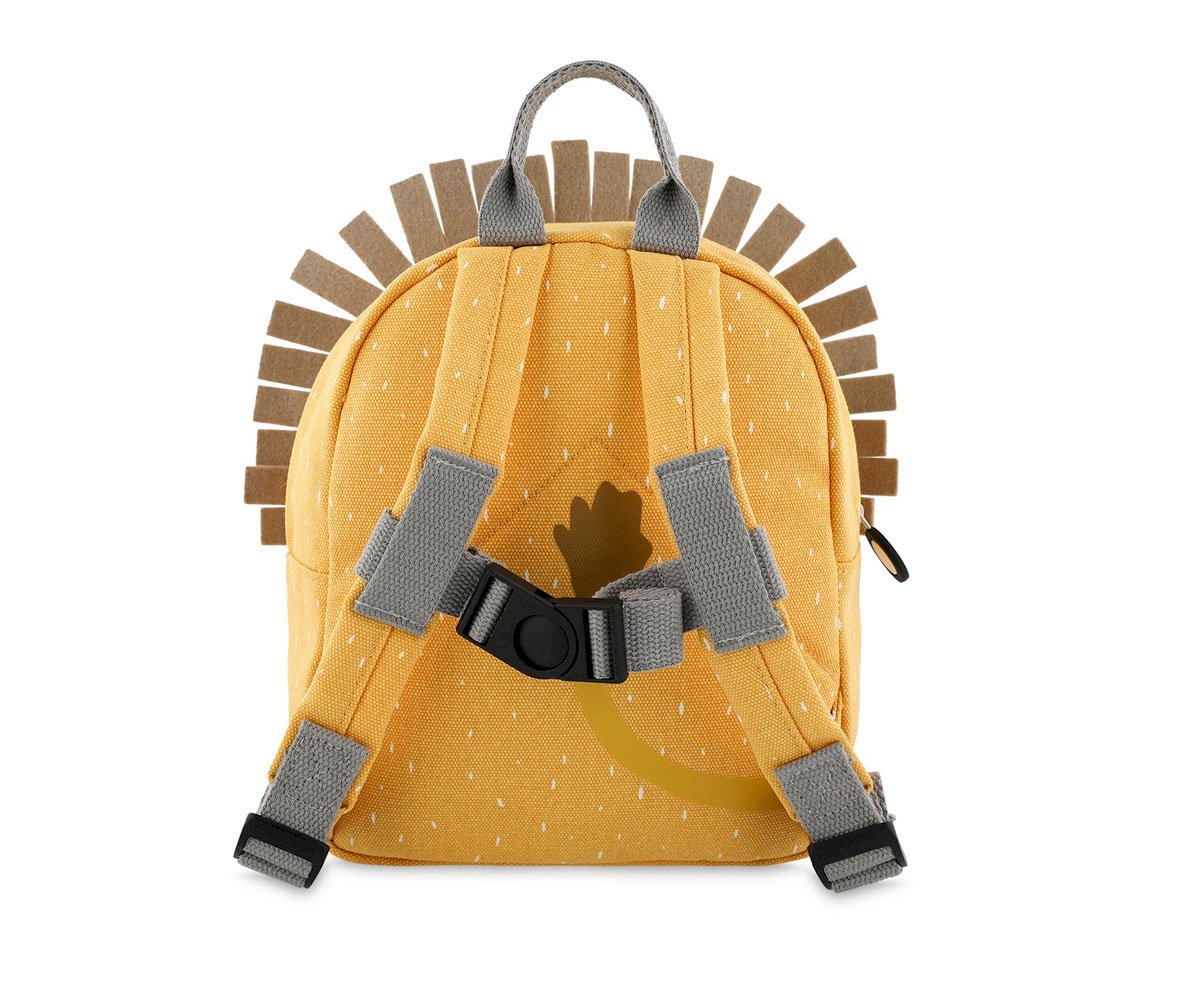 Mochila infantil amarela com alças cinzentas e detalhes castanhos em crina de leão