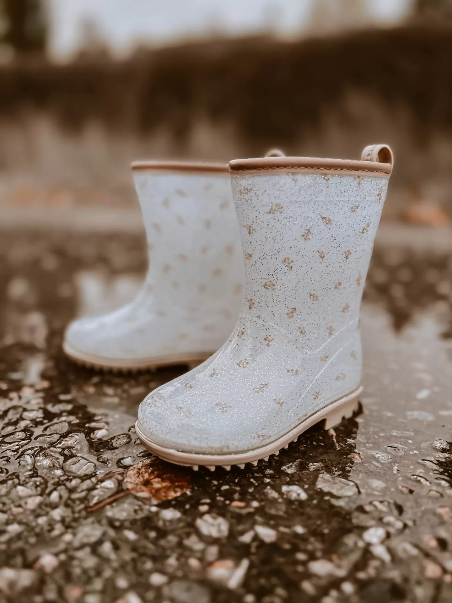 Botas de chuva infantis transparentes com padrão de pequenas flores douradas