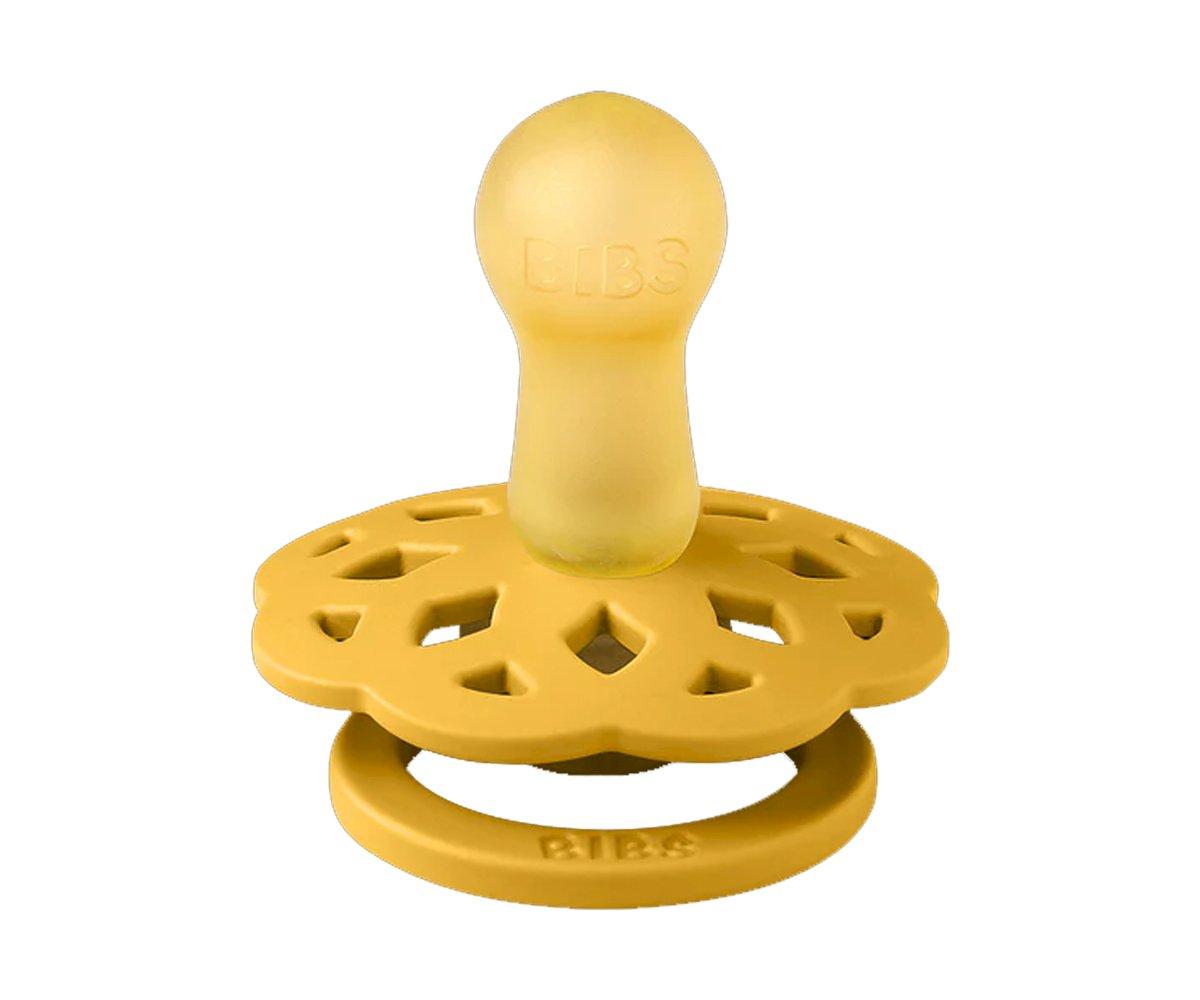 Chupeta amarela de silicone com base decorada e anel inferior com escrita.