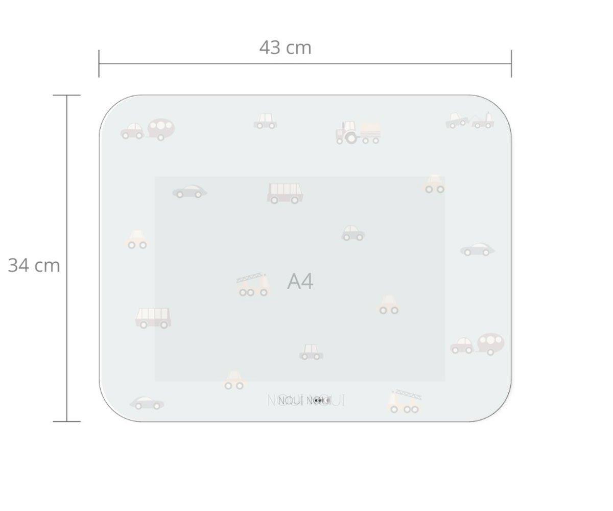 Tapete branco com estampas de veículos e indicação de tamanho A4