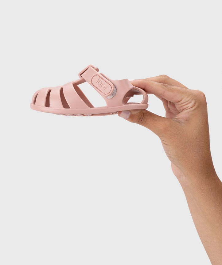 Sandália infantil cor-de-rosa de plástico com tiras abertas e fecho de velcro