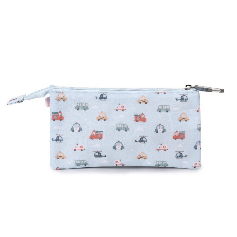 Estojo azul claro com padrão de veículos coloridos e fecho de correr prateado