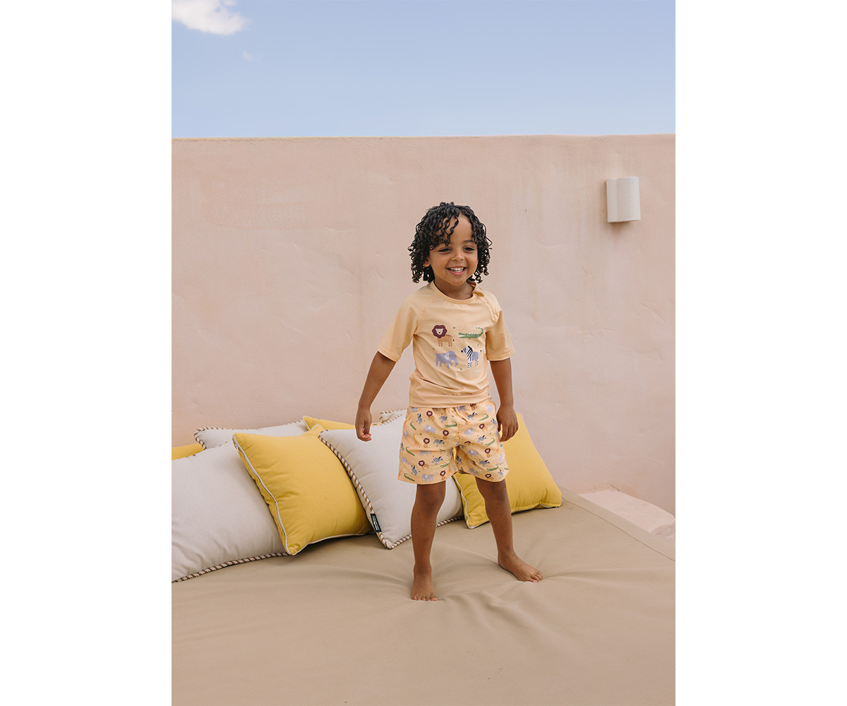 Camisola e calções amarelos para criança com estampado de animais selvagens