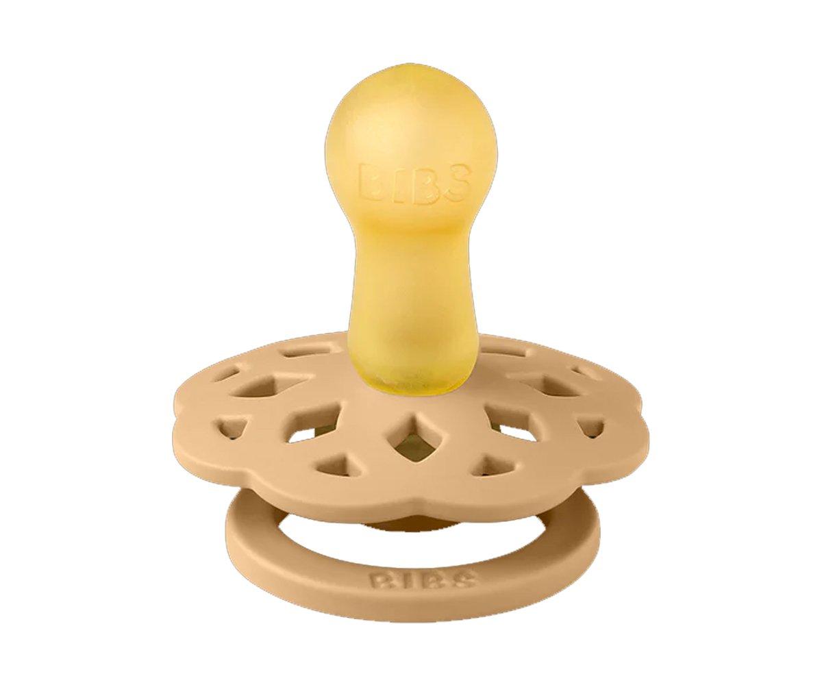 Chupeta de bebé bege e amarela com padrões recortados e texto LILUS