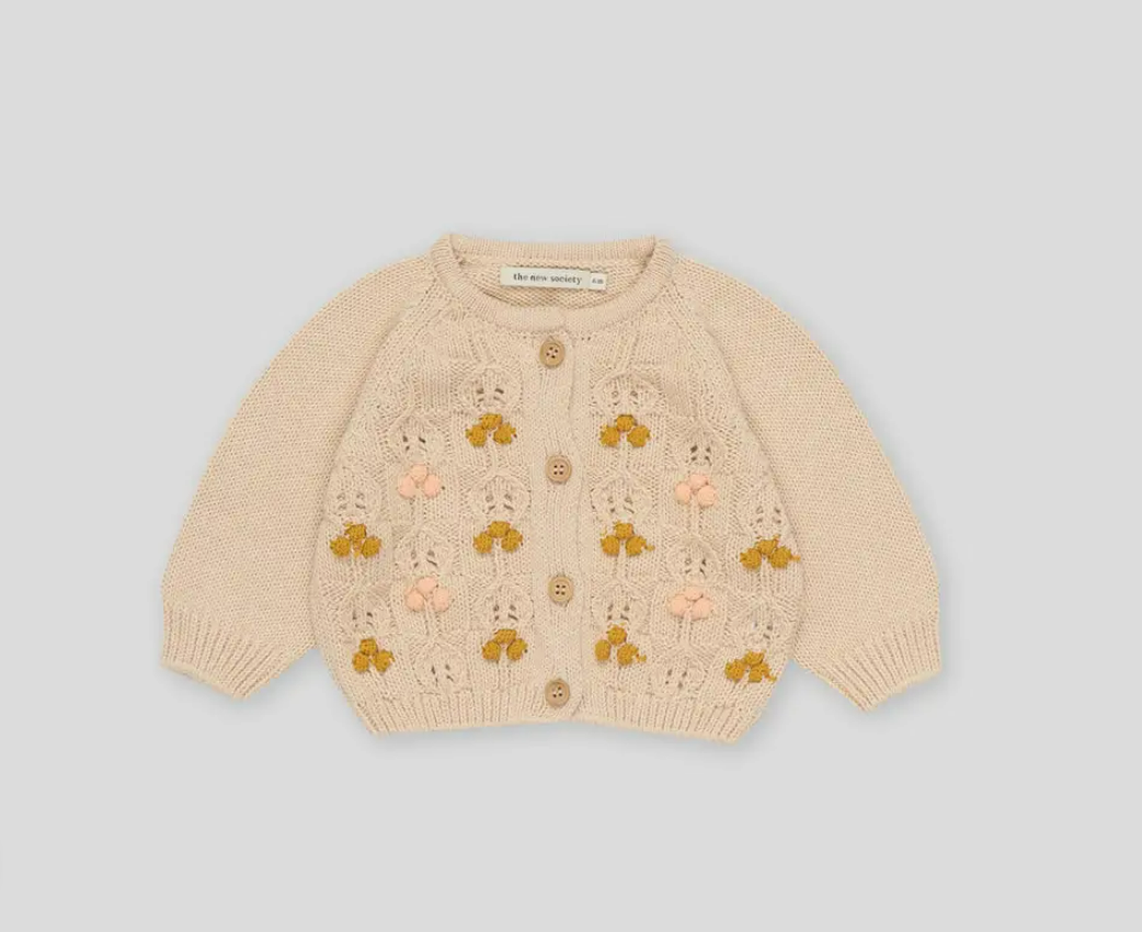 Casaco de malha bege para bebé com flores castanhas e rosa e botões de madeira