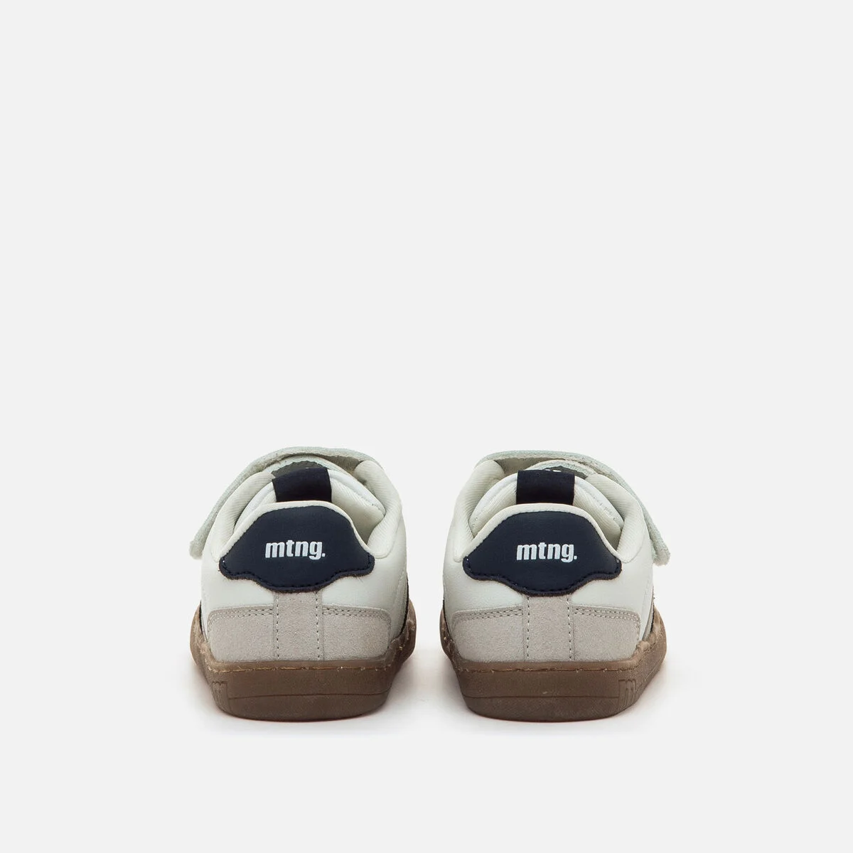 Sapatilhas brancas e cinzentas com sola castanha vista de trás